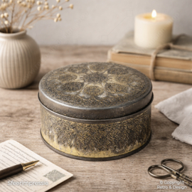 Lata Vintage Van Delft con Relieve Ornamental – Caja Holandesa Decorativa