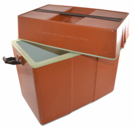 Glacière, boîte de refroidissement ou boîte de réfrigérateur vintage en plastique des années 70 en brun-orange et blanc.