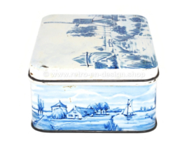 Lata rectangular para galletas de PATRIA con representaciones en azul de Delft de molino de viento y paisaje de pólder