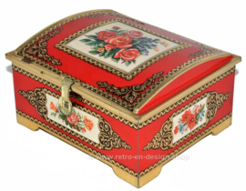Caja de dulces de hojalata vintage roja con decoración de rosas