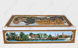 Vintage blikken trommel voor Enkhuizer banket met afbeeldingen van haven met vissersboten en streekdracht "Marken"