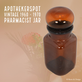 Vintage apothekerspot van bruin glas. Vierkant model met ronde stop