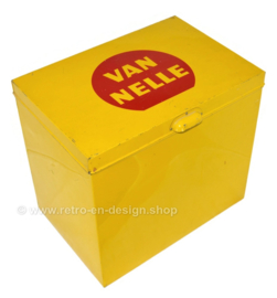 Lata de mostrador de tienda vintage grande y amarilla con la marca "Van Nelle" en un círculo rojo en la tapa