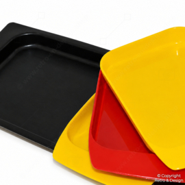 Vintage jaren 60 / 70 snacktray met drie gekleurde losse schaaltjes