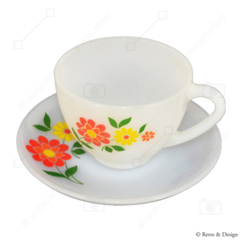 Juego de cuatro tazas y platos Arcopal France con decoración de flores estilizadas
