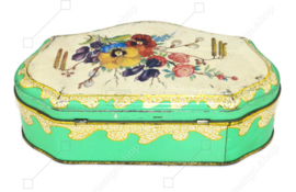 Scalloped green vintage tea tin by DE GRUYTER with floral decoration