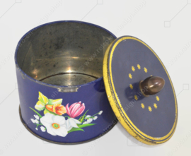 Boîte en fer blanc vintage à pommeau et décor floral de jonquilles, lys et papillon par Côte d'Or