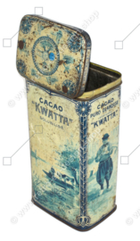 Rectangular tin drum for 1 kg of KWATTA cocoa with a Delft blue tile panel depicting a fishing village