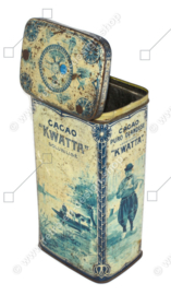 Boîte vintage rectangulaire pour 1 kg de cacao KWATTA avec un tableau de carreaux bleu de Delft représentant un village de pêcheurs