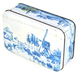 Lata rectangular para galletas de PATRIA con representaciones en azul de Delft de molino de viento y paisaje de pólder