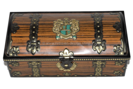 Vintage blikken kistje met houtstructuur en heraldiek, wapenschild