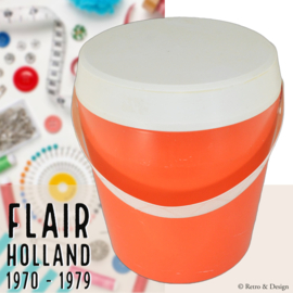"¡Descubre la caja de costura vintage naranja de los años 70 de FLAIR con opciones de almacenamiento convenientes!"
