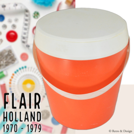 Entdecken Sie die Vintage-Orange-Nähbox aus den 1970er Jahren von FLAIR mit praktischen Aufbewahrungsmöglichkeiten!