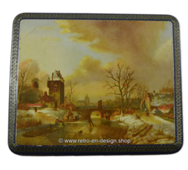 Vintage boîte étain avec une image d'une peinture avec une scène d'hiver