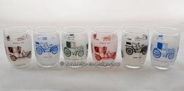 Conjunto vintage de seis vasos de jugo con el patrón clásico de coches / oldtimers