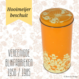 Vintage Hooimeijer bizcocho o lata de galletas en amarillo oscuro decorado con flores blancas