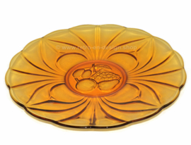 Schitterende amberkleurige glazen vintage serveerschotel met fruitmotief