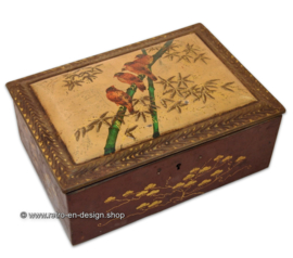 Caja de lata rectangular en el que las aves en relieve en una rama y motivos de la hoja, con ojo de la cerradura