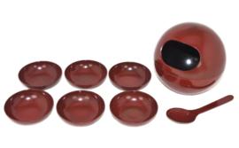 Boule d'arachide ou de collation en mélamine rouge foncé vintage avec six bols et une cuillère