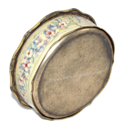 Round cookie tin with scalloped edge and pastel-colored floral decor for Verkade