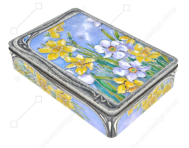 Caja estaño en relieve con narcisos en estilo Art Nouveau por Churchill's Confectionery Ltd