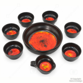 Service à apéritif vintage en céramique – 8 pièces – Émail rouge-orangé – Années 1960/70