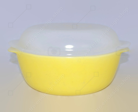 Plato de horno vintage amarillo de Arcopal France Opale con tapa blanca