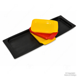 Vintage jaren 60 / 70 snacktray met drie gekleurde losse schaaltjes