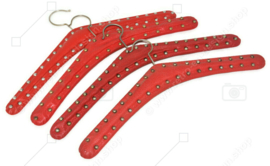 Set van vier vintage Skai kledinghangers in rood met metalen studs