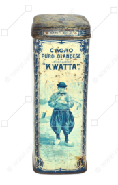 Rectangular tin drum for 1 kg of KWATTA cocoa with a Delft blue tile panel depicting a fishing village