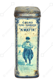 Rechthoekige trommel voor 1 kg KWATTA cacao met voorstelling Delftsblauw tegeltableau van visserdorp