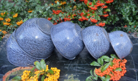 Brocante-Set aus fünf Nestschalen in grauer wolkiger Emaille