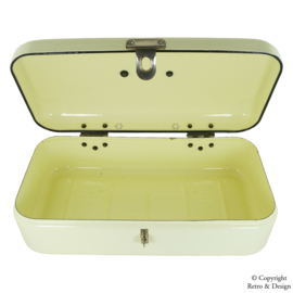 "Vintage Cream-Coloured Enamel Bread Box from the 1925-1950 Era: A Timeless Kitchen Classic"