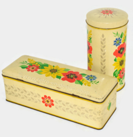 Rusk tin and gingerbread tin for Verkade with an image of a field bouquet