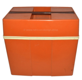 Caja de refrigeración de plástico vintage o caja de nevera de los años 70 en naranja-marrón y blanco