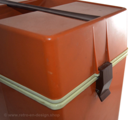 Vintage kunststof koelbox of frigobox uit de jaren 70 in oranje-bruin en wit