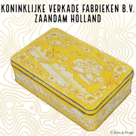 Caja de galletas amarilla de Verkade con decoración de un paisaje holandés dibujado