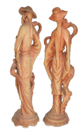Esculturas de sabio oriental y mujer en resina fundida.