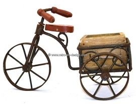 Brocant bicicleta de la entrega con maceta, triciclo