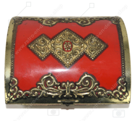 Groot vintage rood pentagonvormig blikken kistje met goudkleurig beslag