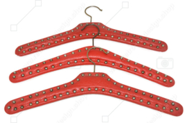 Set von drei Vintage Skai Kleiderbügeln in Rot mit gewölbte Nägel
