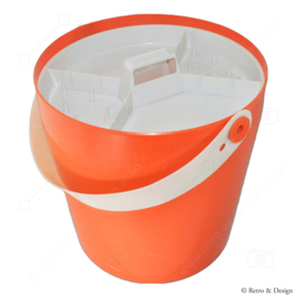 Entdecken Sie die Vintage-Orange-Nähbox aus den 1970er Jahren von FLAIR mit praktischen Aufbewahrungsmöglichkeiten!