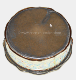 Round biscuit tin with scalloped rim and pastel-coloured flower decoration for Verkade