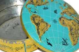 Wereldblik, vintage blikken koektrommel met op het deksel een wereldkaart in reliëf