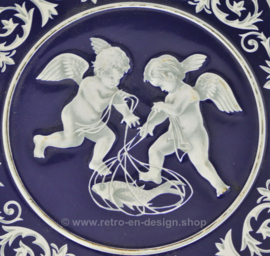 Lata de galletas redonda azul y blanca con querubines, figura infantil gordita con alas