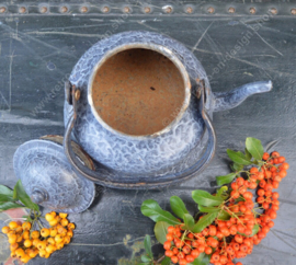 Grey cloudy, enamelled brocante water kettle with handle