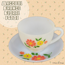 Set aus vier Tassen und Untertassen Arcopal France mit einem Dekor aus stilisierten Blumen