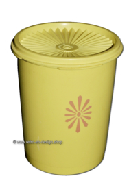 Vintage gele Tupperware trommel met zonnedeksel h. 17,3 cm.