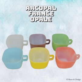 Set van zes vintage gekleurde Arcopal France Opale soepkoppen