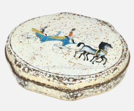Caja vintage de hojalata festoneada ovalada para ALBERT HEIJN con la representación de un carruaje con caballos